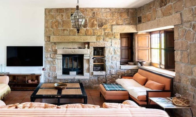 Robledo de Chavela Casa | Villa with mountain views and pool