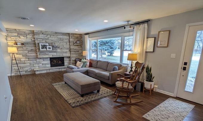 De Forest Casa | Midcentury modern waterfront home in quiet neighborhood with mature trees