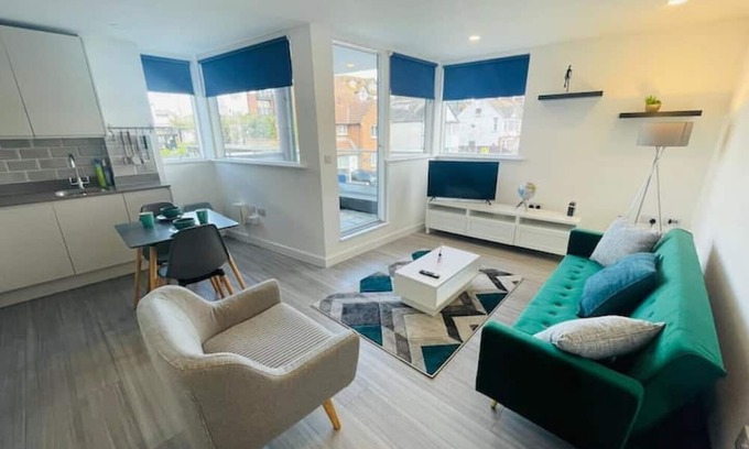 Isle of Grain Apartamento | Leigh Broadway Apartment With Parking & Balcony