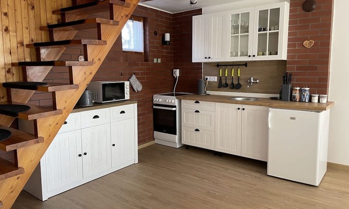Branzez Casa | Stunning private villa for 6 guests with WIFI, balcony, pets allowed and parking