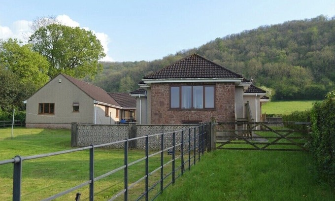 Compton Martin Casa | Modern single story home on village boundary in Mendip Hills AONB.