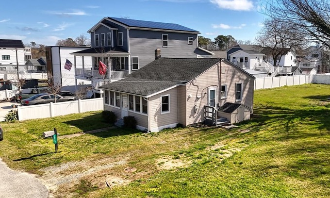 Rehoboth Beach Cabaña | LA PETITE COTTAGE- 2BD, 1BA - SLEEPS 4 - Bike to Beach *Pet Friendly*