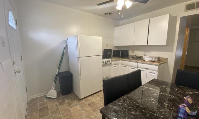 Florissant Apartamento | Quiet cozy apartment right off the highway! Next to 3 shopping plaza’s!