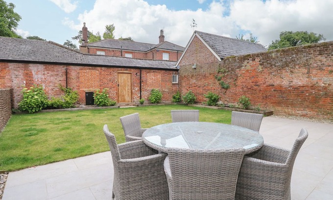 Tunstead Cabaña | THE COACH HOUSE, pet friendly, with pool in Stalham