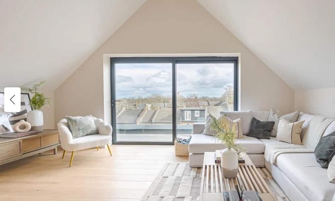 Brixton Hill Casa | Modern Luxury: 3 Bed, 2 Bath Residence with Private Garden in Vibrant Kings Mews