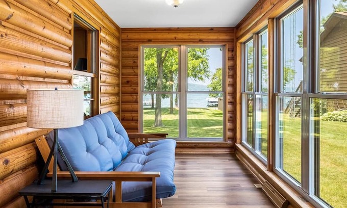 Markesan Cabina | Serene, Immaculate cabin on pristine lake frontage