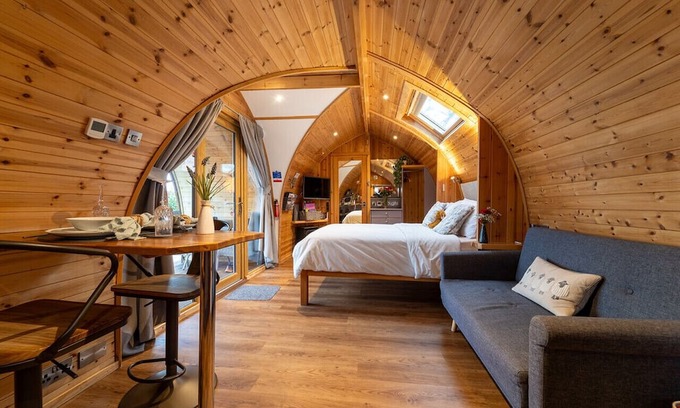 Clitheroe Cabina | Tranquil Luxury: Hot Tub, Firepit, & Sauna