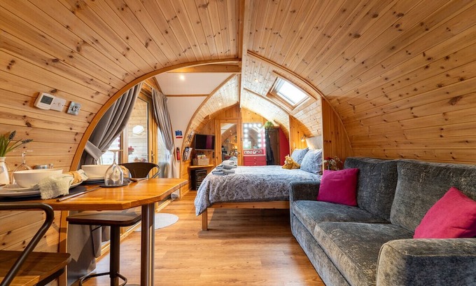 Clitheroe Cabina | Tranquil Luxury: Hot Tub, Firepit, & Sauna