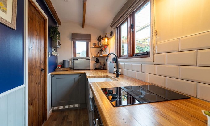 Clitheroe Cabina | Tranquil Luxury: Hot Tub, Firepit, & star galzing window