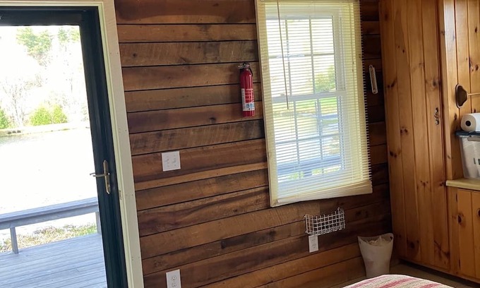 Laurel Springs Cabina | Stillhouse Cabin, pondside Laurel Springs retreat on Blue Ridge Parkway