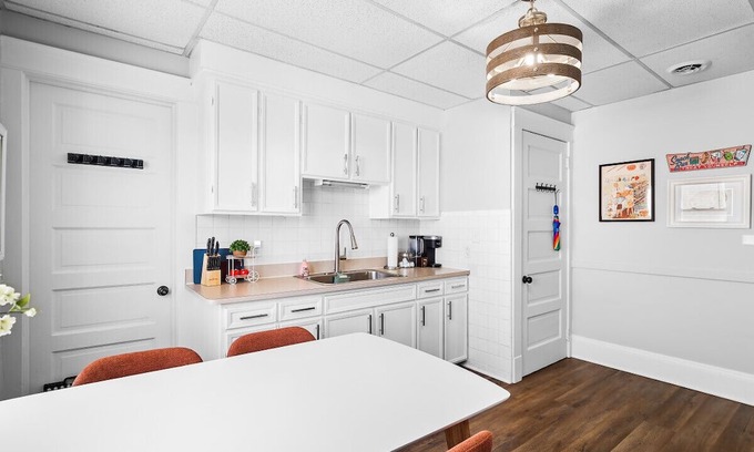 Wickliffe Casa | Large Groups: Entire Duplex Near Clinic & Downtown