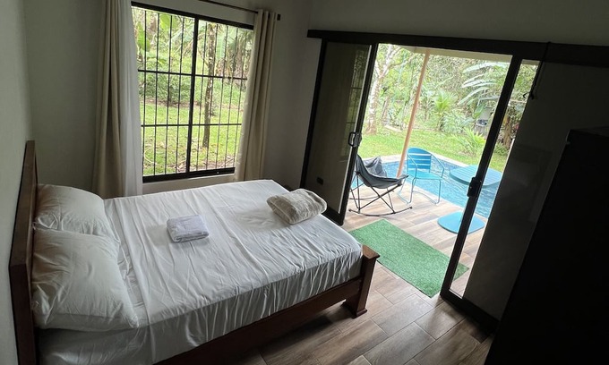 San Isidro de Grecia Cabina | EcoSky "Tranquil Retreat Near La Fortuna: Private Pool, Lake Access, and More!"