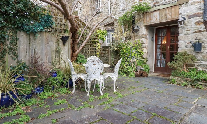 Ladock Cabaña | MILL RETREAT, pet friendly, with a garden in Summercourt
