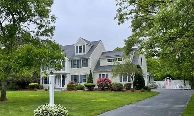 Mashpee Apartamento | In law apartment, walk to Mashpee Commons for restaurants, shopping