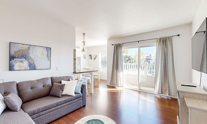 Old Towne Condominio | Sunny condo by the beach with a full kitchen, balcony, & water view