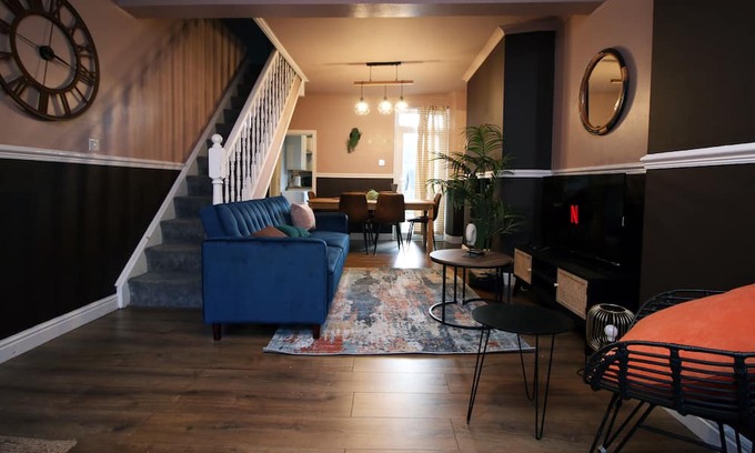 Abertillery Casa | Cosy 3BR Home| Scenic Views| Ideal for Walks & Work