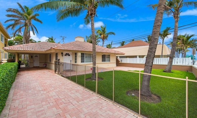 Birch Park Finger Streets Casa | Barefoot to Ocean. Accommodates 6 to 8. Walk to Shopping & Restaurants. Pool