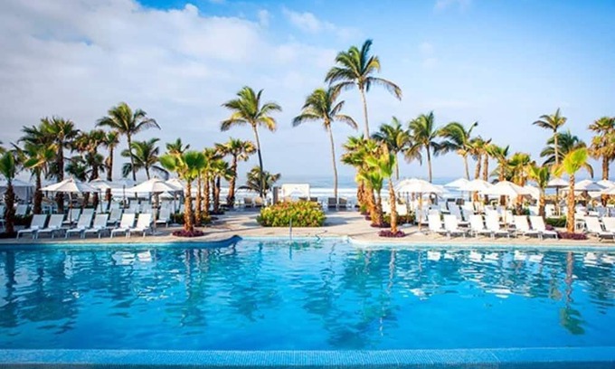 Playa Diamante Complejo | Spacious 1-Bedroom Suite with Kitchen and Balcony