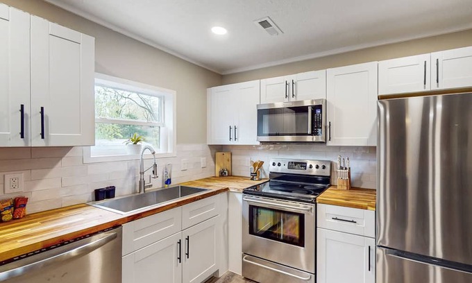 McKinney Casa | Dog-friendly home near downtown with grill, streaming, washer/dryer, small deck
