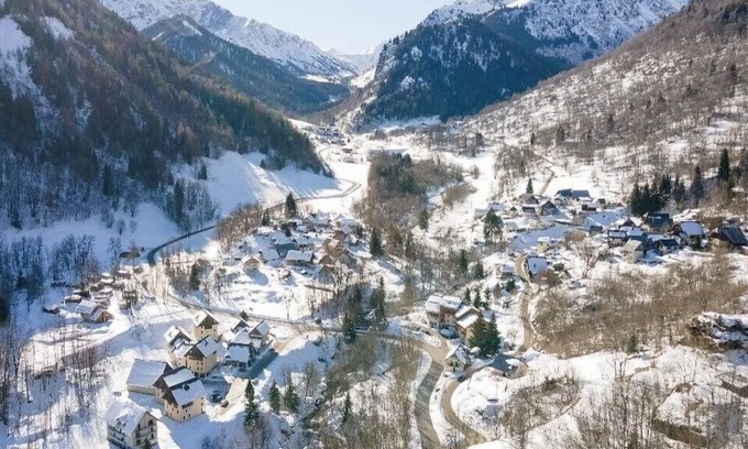 Saint-Colomban-des-Villards Casa | Serene Mountain Escape: Modern Apartments near Ski Lifts & National Parks