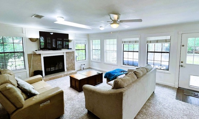Farmers Branch Casa | Sunny & Spacious Perfectly Located Home in Lovely Farmers Branch