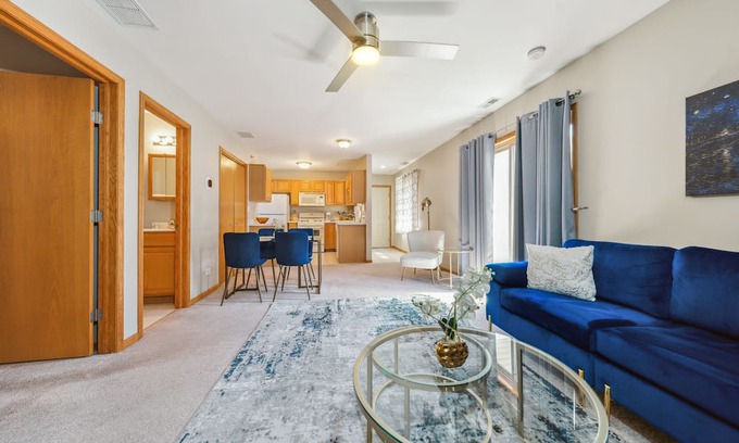 Chicago Ridge Condominio | Navy Blues 2BR/2bath quintessential , private condo.