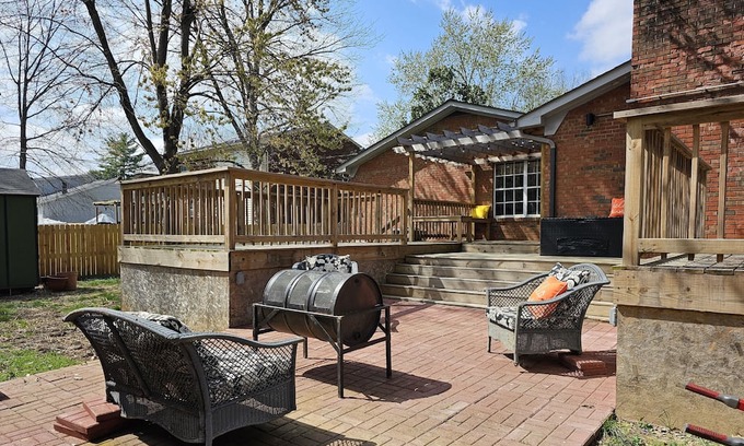 Jeffersonville - Clarksville Casa | New lower price! Spacious single family home near Churchill Downs!