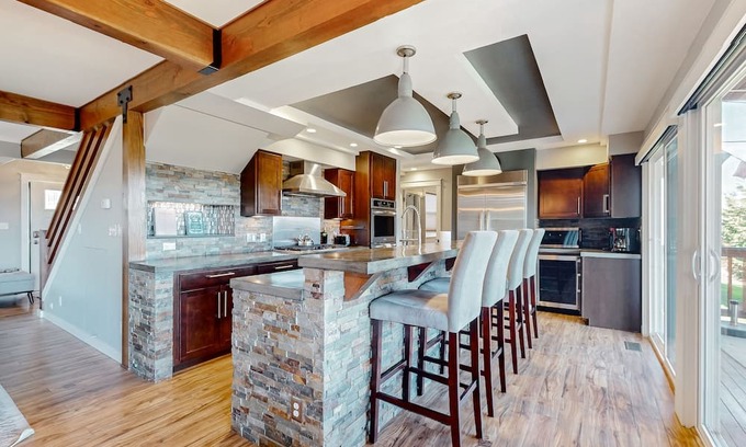 Bellingham Casa | Stunning mountain view home on 10 acres with a washer/dryer