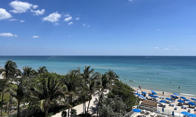 Sunny Isles Beach Condominio | Wake up to the sound of waves crashing on the shore and enjoy a cup of coffee.