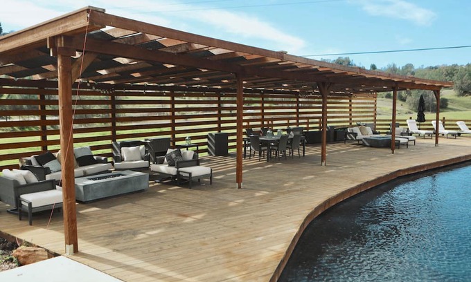 Jayhawk Casa | Romantic Ranch Getaway: Love & Adventure Await