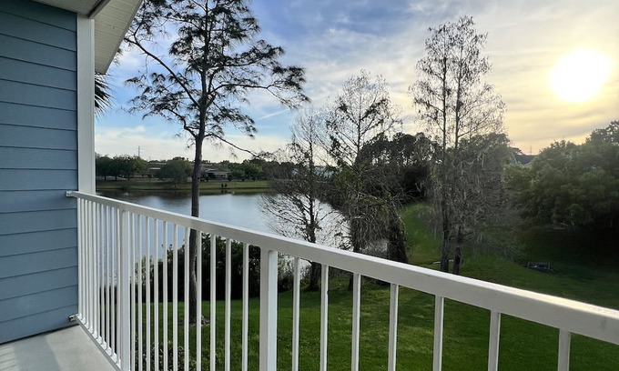 Lake Mary Apartamento | Entire Condo with Stunning Lake View