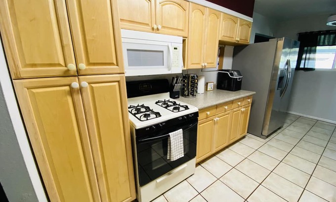 Yuma Casa | Spacious family friendly central home. Located near YRMC, Airport, & much more!
