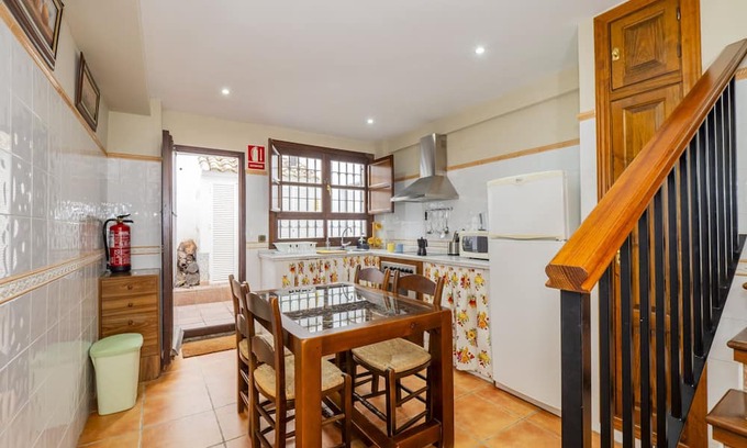Zafarraya Cabaña | Cubo's La Casa de Tita Elvira 4 PAX / wood stove / free wifi