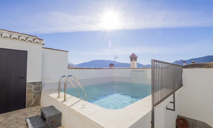Zafarraya Cabaña | Cubo's La Casa de Tita Elvira Family 16 PAX / community pool / adapted bathroom / free wifi