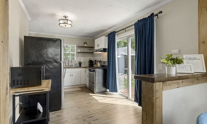 Tulsa Casa | Serene 2BR Retreat: Stylish, Safe & Family-Friendly Haven with Amenities Galore!