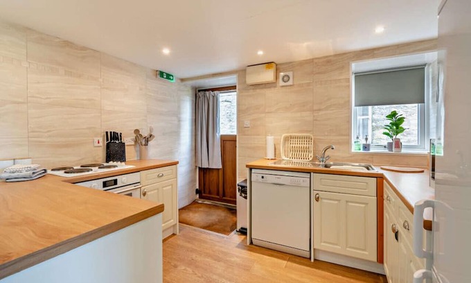 Newton-on-Rawcliffe Casa | Magpie cottage w pool in North Yorkshire
