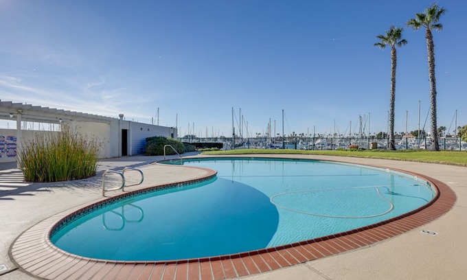 Hollywood Condominio | Oxnard Condo w/ Community Pool + View of Marina!