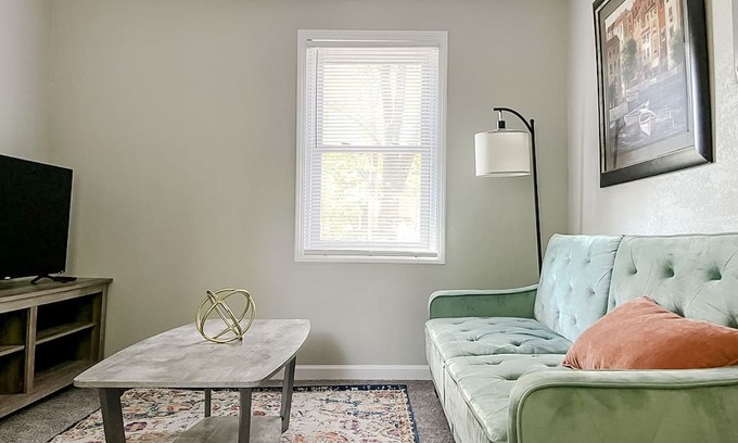 West Central Apartamento | Sleepover: Peaceful 1BD/1BA- Downtown Springfield