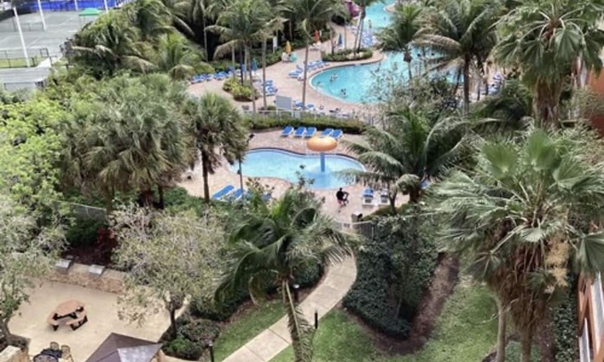Weston Complejo | Weston offers an upscale community that thrives on golf, tennis, and spas.