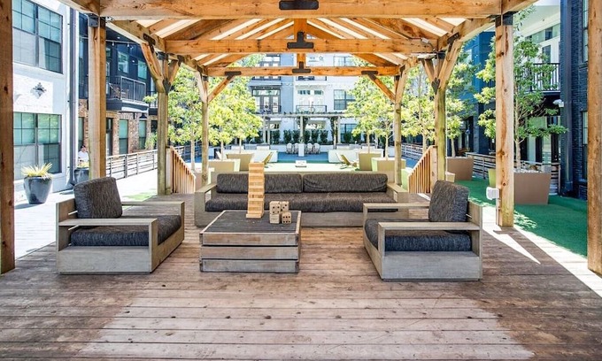 Rolling Mill Hill Apartamento | Groovy Nashville: Parking, Pool, Gym, Terrace. So close to Broadway & Downtown!