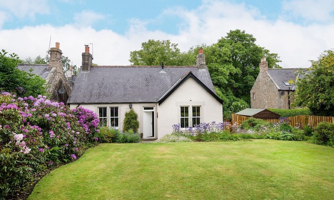 Berwick-upon-Tweed Cabaña | Pentland Cottage - sleeps 2 guests in 1 bedroom