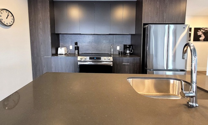 Fabreville Apartamento | Corporate Stays - Le James - 2 Bedroom Apartment with AC and WiFi in Laval