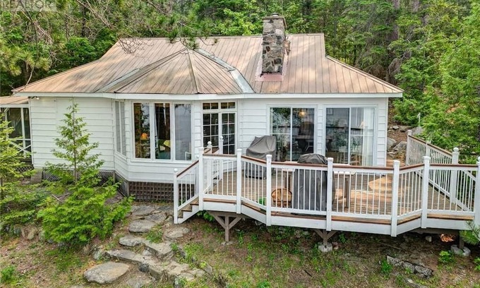 Lake St. Peter Cabaña | Waterfront Cottage with two cabins
