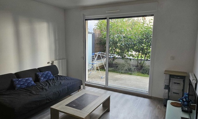 Bois-Colombes Apartamento | Charming furnished 2-room apartment with garden and terrace