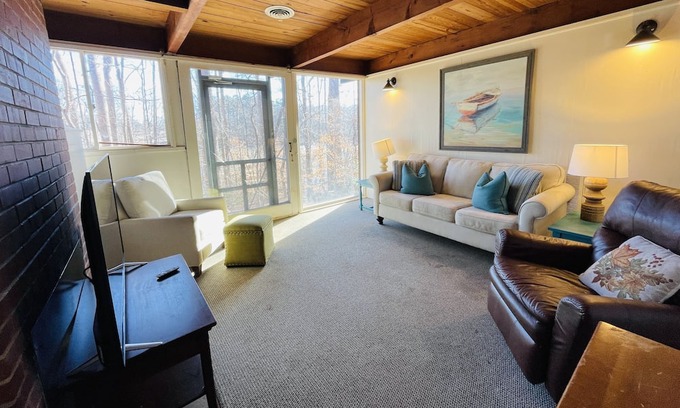 Clemmons Cabaña | Escape to our cozy cottages nestled in Tanglewood Park's peaceful woods