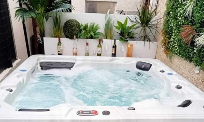 Tremblay-en-France Casa | Homerez - Big house for 19 ppl. with jacuzzi and garden at Tremblay-en-France