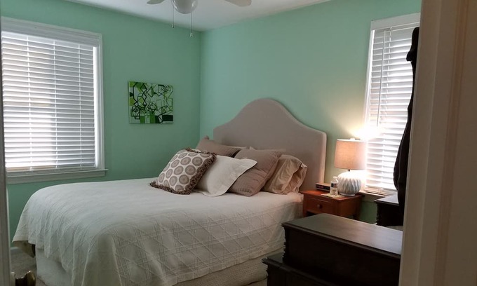 Forest Hills Cabaña | Cozy 2-bedroom cottage with WiFi, AC just a mile from the Augusta National