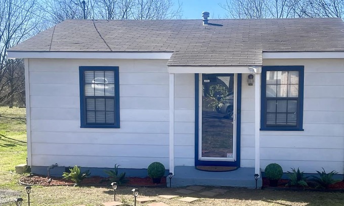 Durant Cabaña | A Cozy Cottage in Durant, Oklahoma. Comfortable, clean & conveniently located!