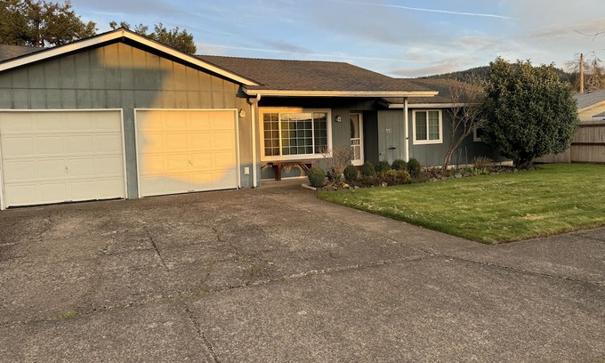 Thurston Casa | Cozy 3-bedroom house in enjoyable Springfield with AC