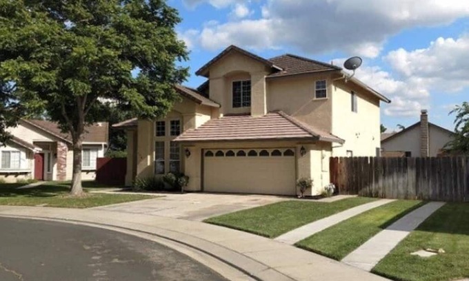 Lathrop Casa | 1994 Built Large House 3/3/3 Garage Parking Kitchen Laundry WiFI TV AC Culdesac